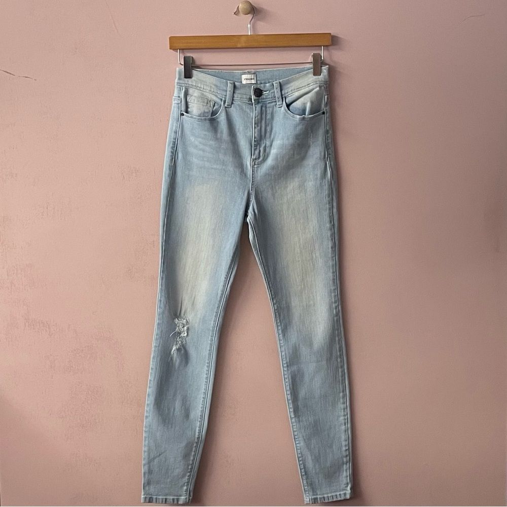 Sneak Peek NWOT Light Wash Blue Lightly-Distressed High Waist Skinny Jeans Sz 7